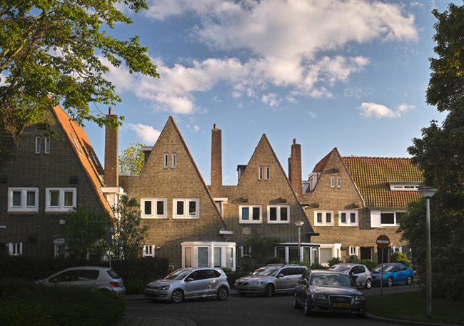 Het centrale deel van de Catharina van Clevepark met rijtje van drie hoekwoningen
              <br/>
              Paul Paris, mei 2014